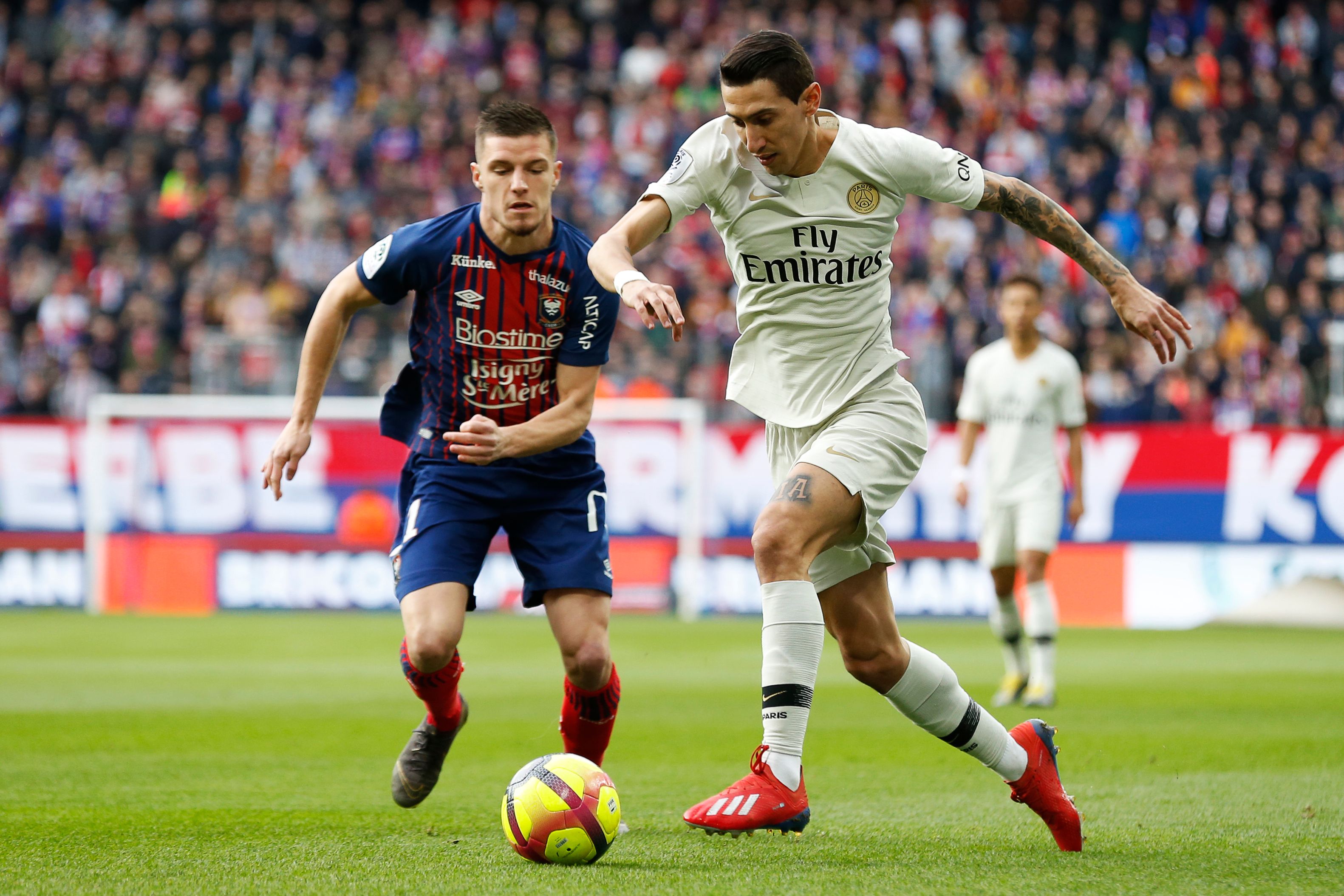 半场战报：勒沃库森2-1莱比锡，泰里耶、希克建功（半场：勒沃库森暂2-1领先莱比锡，泰里耶与希克破门）