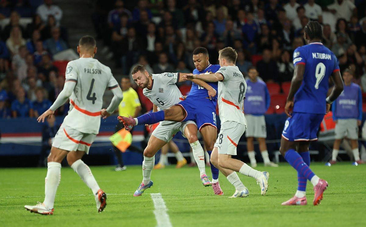 热刺全队已经抵达韩国，孙兴慜、梁民革举韩国国旗合照