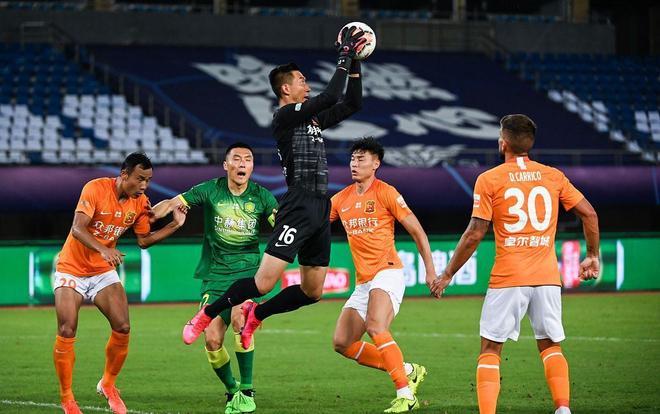 莱奥：我正在学习踢中锋，球队在场内场外都在帮助我