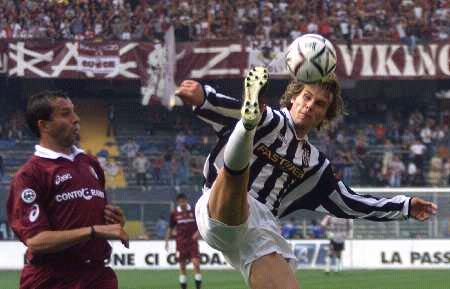 J联赛过渡赛季分组情况：日职联分两组，日职乙、日丙分四组（J联赛过渡季分组方案：日职联两组，日职乙与日丙各四组）