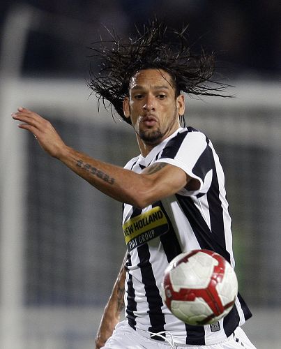 詹姆斯高空接力扣篮，点燃全场