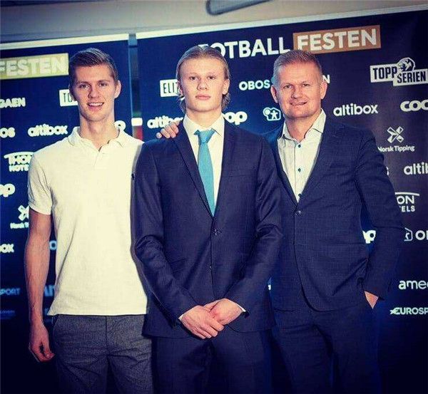 感谢俱乐部，U16国少球员身穿各自俱乐部训练服拍摄全家福