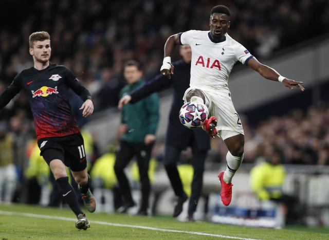 女生在校内打篮球技法惊人，男同学现场沸腾被实力圈粉