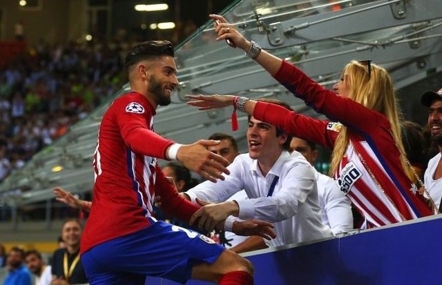 篮球湖人球迷为球队准备应援物