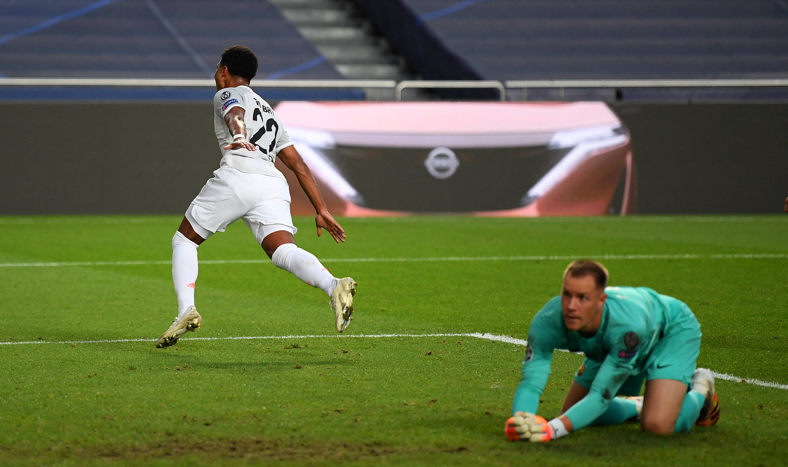 也是上到樊振东大师课了！小胖齐祖上海弄堂里打乒乓