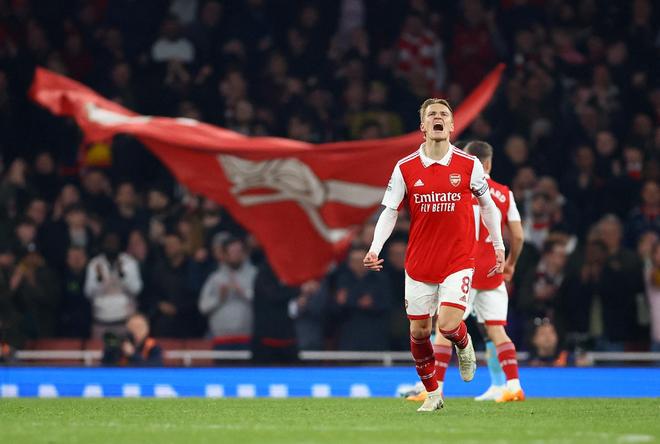 卡拉布里亚欧联攻入制胜球！挑球扣过对手+外脚背撩射一气呵成（欧联赛场卡拉布里亚制胜一击：挑球过人后外脚背劲射，一气呵成）