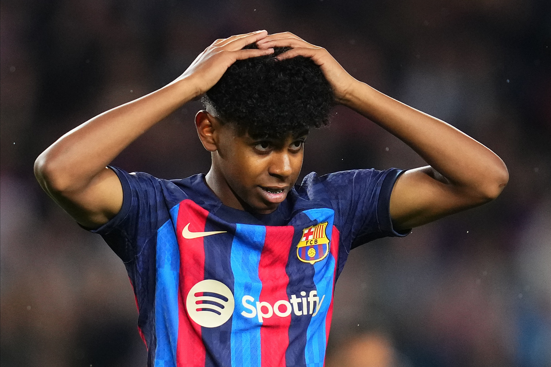 WBC撤销特伦斯·克劳福德世界拳王头衔，因其未支付认证费用，引发争议并导致空缺。