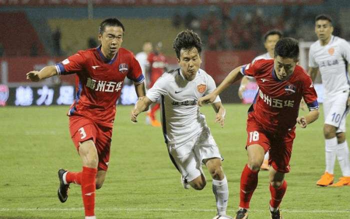 英超前瞻：狼队开局14轮不胜沦为鱼腩，曼联冲击欧战区（英超展望：狼队前14轮无胜势成弱旅，曼联剑指欧战席位）